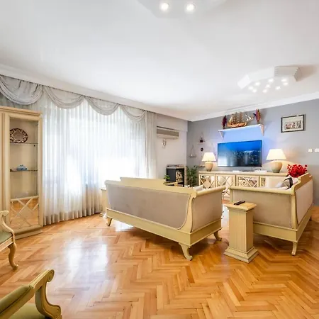 公寓 Spacious In A Central And Lively Neighborhood *
