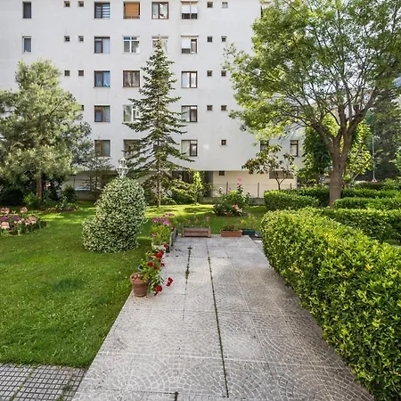 Spacious In A Central And Lively Neighborhood 伊斯坦布尔