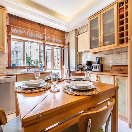 Spacious In A Central And Lively Neighborhood 公寓 *