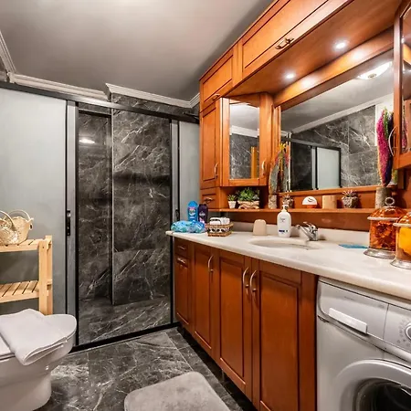 Spacious In A Central And Lively Neighborhood 伊斯坦布尔
