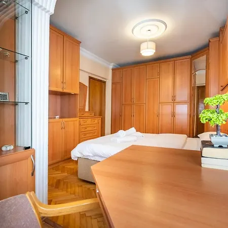 Spacious In A Central And Lively Neighborhood *