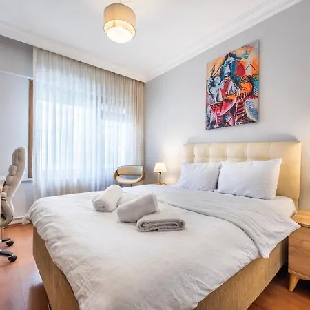 Spacious In A Central And Lively Neighborhood 伊斯坦布尔