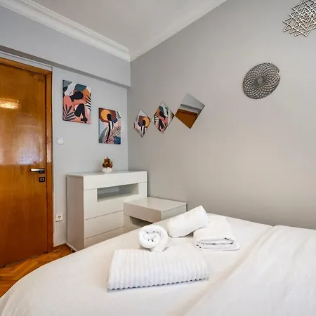 Spacious In A Central And Lively Neighborhood 公寓 *