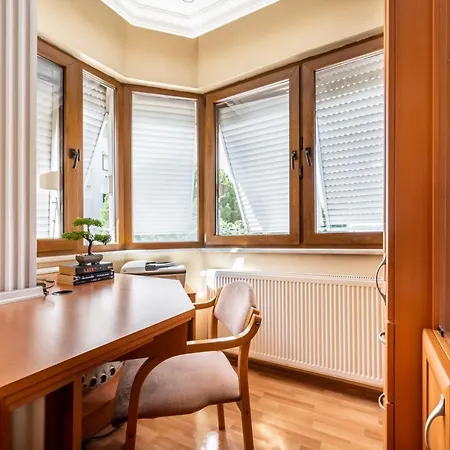 Spacious In A Central And Lively Neighborhood 公寓