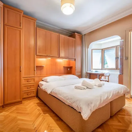 公寓 Spacious In A Central And Lively Neighborhood *