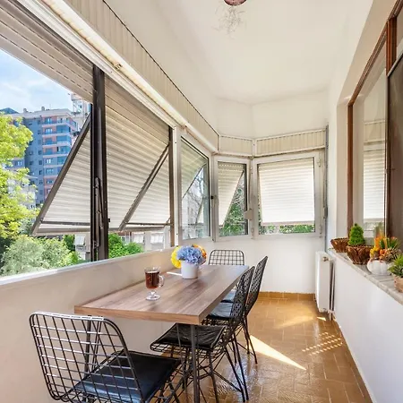 Spacious In A Central And Lively Neighborhood 公寓 *